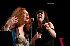 Sarah Jane
                                      Morris e Cristina Don
                                      (Pino Ninfa)